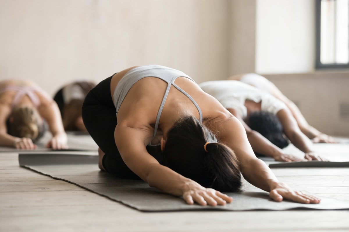 Kurse-Gruppe-Stephanie-Muley-yoga-pilatesjpg Yoga - Gruppenübung mit 6 Frauen alle sind auf den Kien und der Kopf und die Hände berühren den Boden