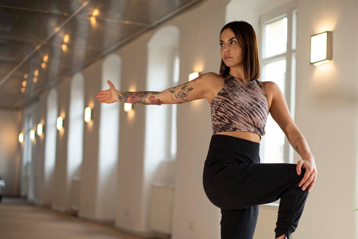 Stephanie Muley führt eine Yoga - Übung aus die rechte hand ist gestrckt und das Rechte Knie ist angewinkelt