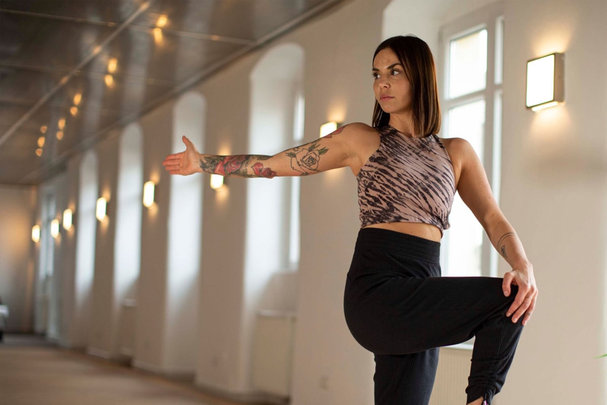Personaltraining-yoga-pilates-bruchsal-Stephanie-Muley Stephanie Muley führt eine Yoga - Übung aus die rechte hand ist gestrckt und das Rechte Knie ist angewinkelt