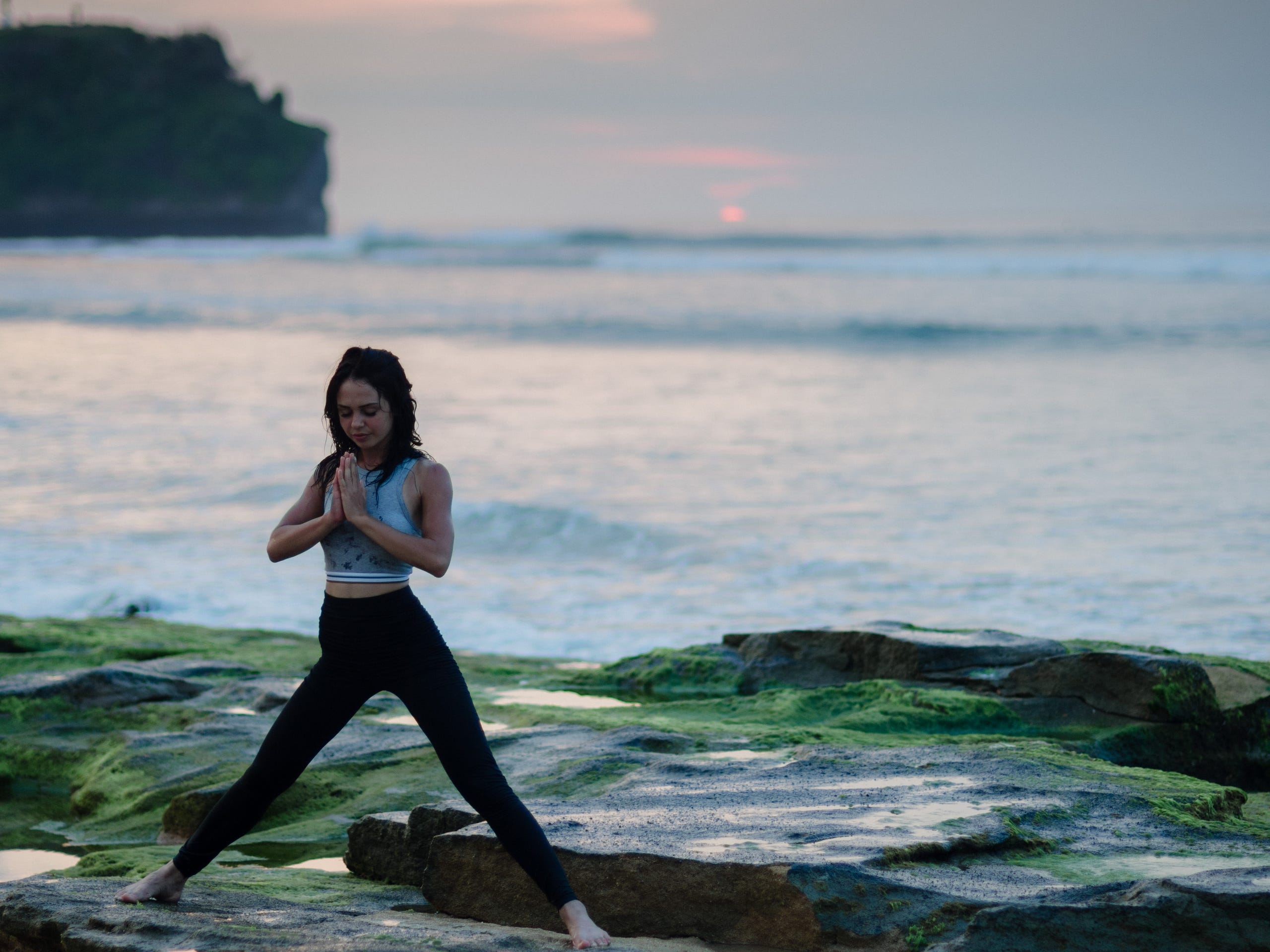 meditation-am-strand-yoga-auszeit Junge Frau bei der Standmeditaion am Strand