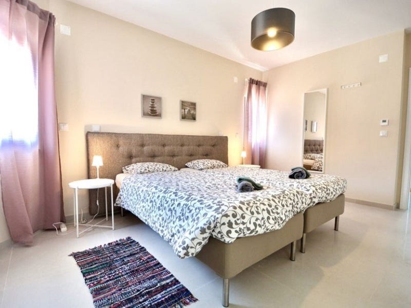 yoga-zimmer-in-Portugal Angenehmes Ambiente mit Doppelbett und schönen rose Vorhängen